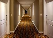 Hogyan lehet megvilágítani egy keskeny folyosót?