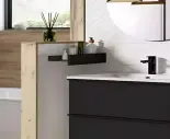Zold es fekete egy indusztrialis furdoszobaban