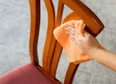 Hogyan kell tisztítani a bársonyszékeket?
