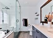 Zuhanykabinok egy modern fürdőszobában