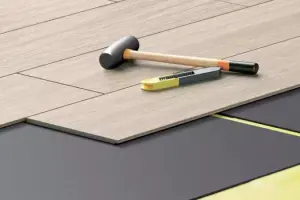 Melyik oldalával kell letenni az alátétet a padlópanel alá?