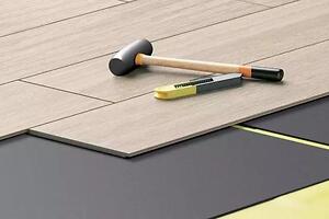 Melyik oldalával kell letenni az alátétet a padlópanel alá?