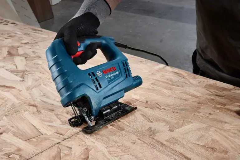 Dekopír fűrészgép Bosch Professional 500 W GST 680