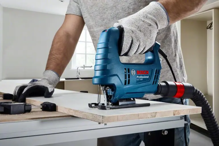Dekopír fűrészgép Bosch Professional 500 W GST 680