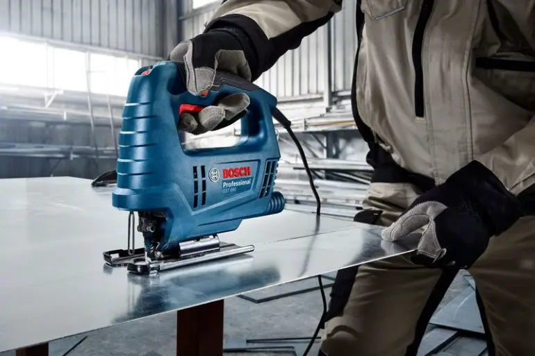Dekopír fűrészgép Bosch Professional 500 W GST 680