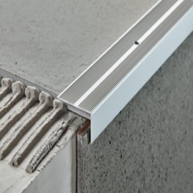 lépcső profil hornyokkal LSSR 42x22 1,00 ezüst