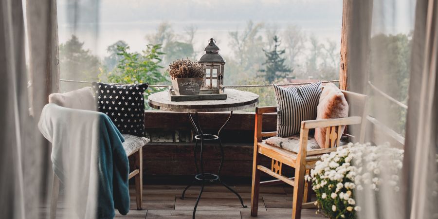 Boho erkélytervezés. Kényelmes, természetes rattanból és bambuszból készült balkonbútorok