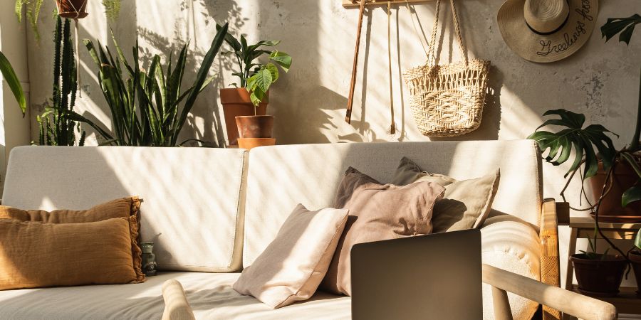 A virágok lenyűgöző díszei egy Tulum-stílusú erkélynek. Egzotikus cserepes növények egy zöld boho erkélyen