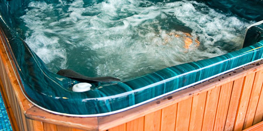 A víz leeresztése a jacuzziból és előkészítése a tisztításhoz