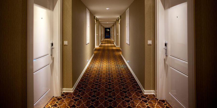Hogyan lehet megvilágítani egy keskeny folyosót?